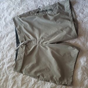 Under Armour Gray  Loose Heatgear Mens Nwot Shorts